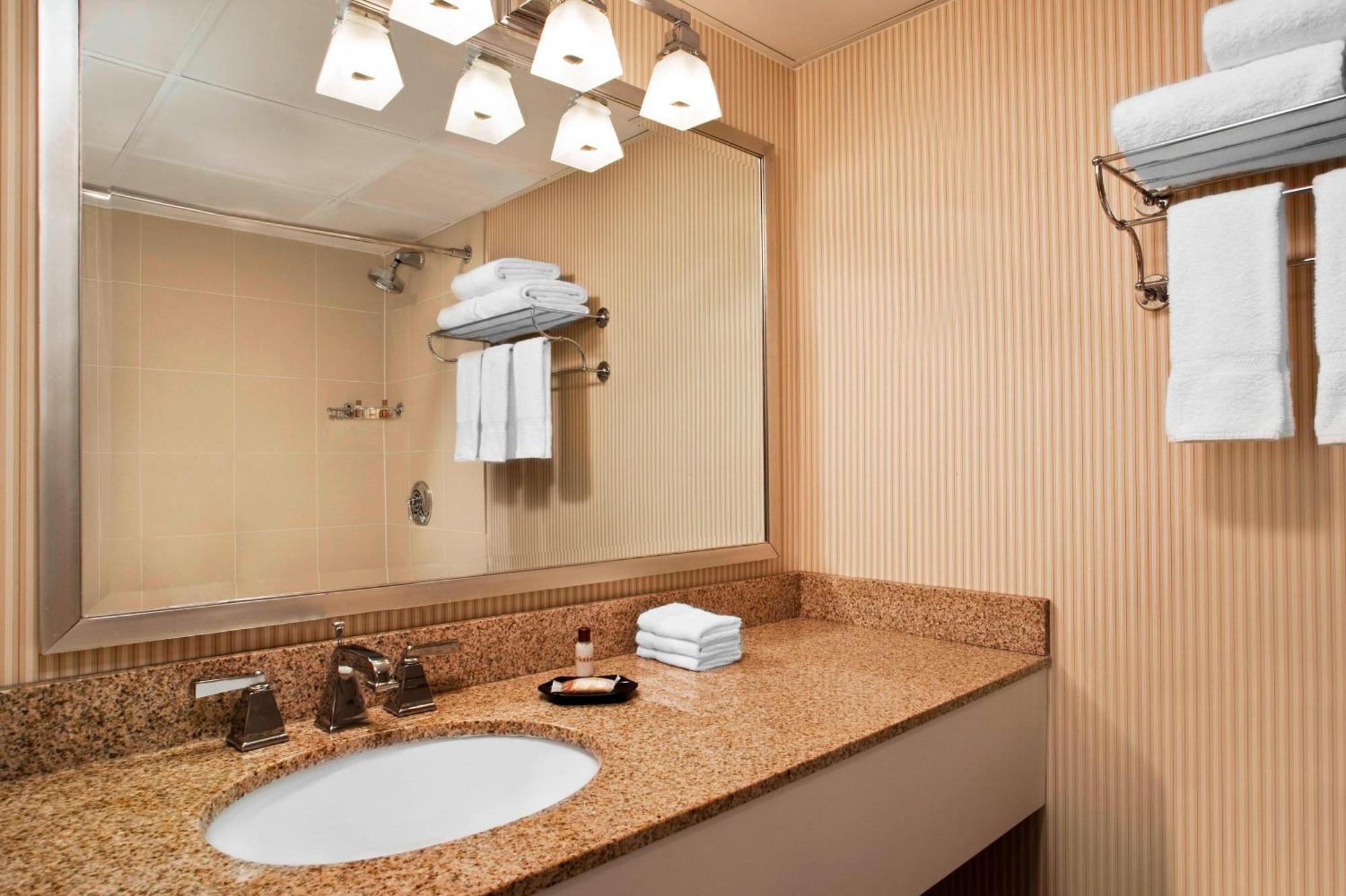 Sheraton Framingham Hotel & Conference Center מראה חיצוני תמונה